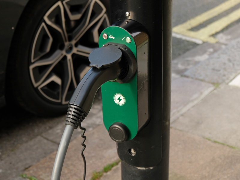 Θέση στάθμευσης με σταθμό φόρτισης